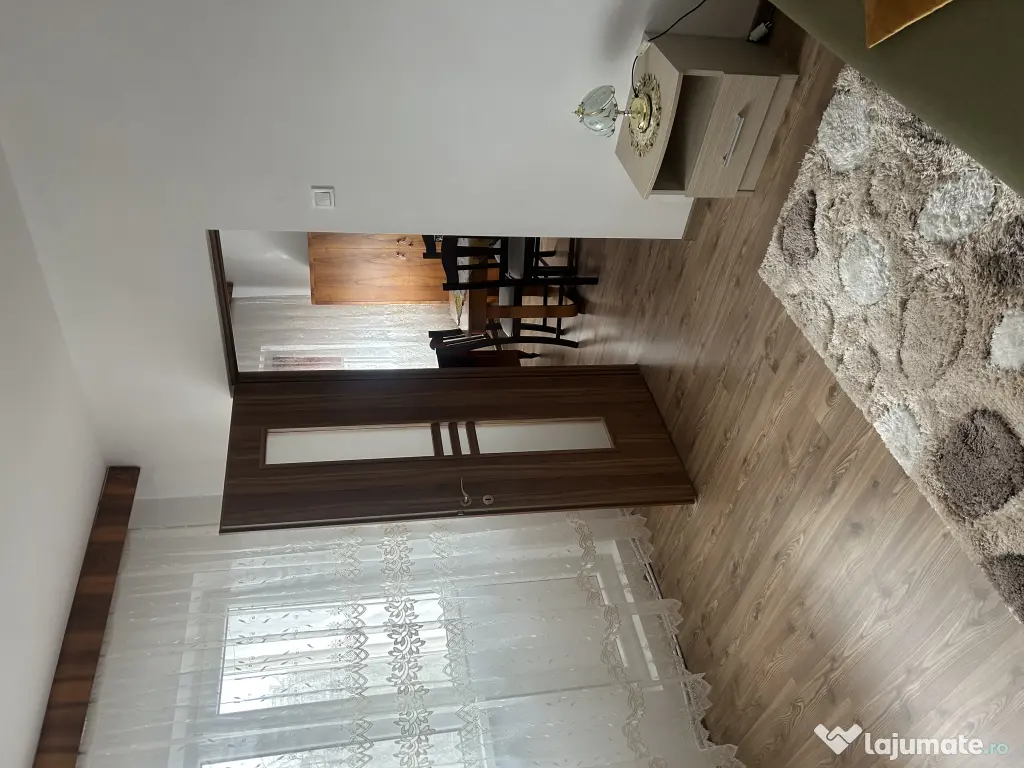 PROPRIETAR vând apartament 2 camere semidecomandat,ultracentral,BACAU
