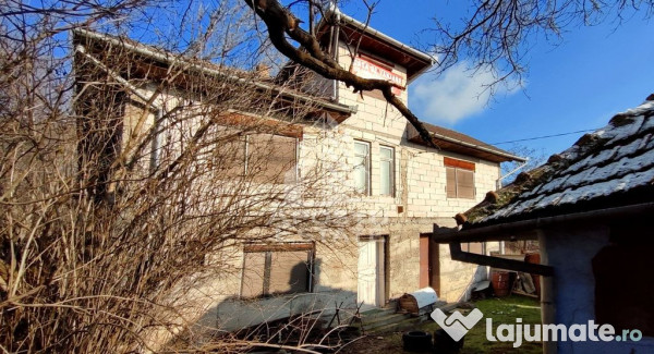 Casa de vanzare 9 incaperi, vedere panoramica, Sebis 