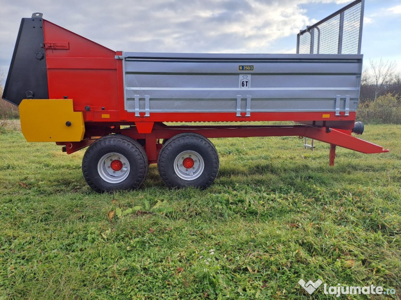 Remorci pentru imprastiat gunoiul de grajd de la 3.5t la 14t