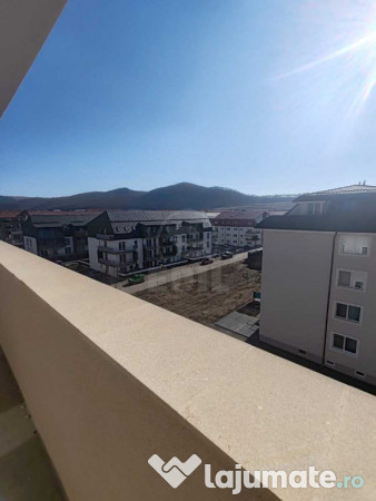 Apartament cu 3 camere si 2 bai,semifinisat, zona Cetatii 