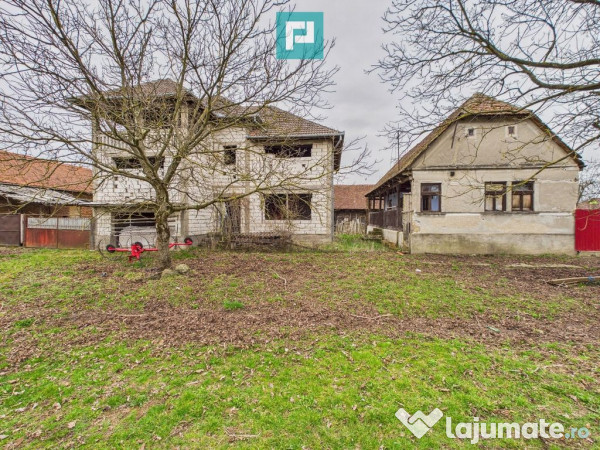 Casă la roșu în localitatea Almaș, Arad. 