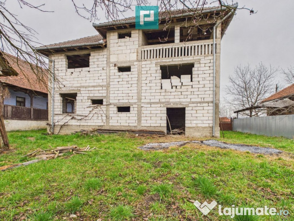 Casă la roșu în localitatea Almaș, Arad. 