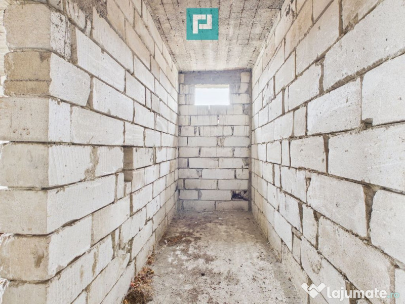 Casă la roșu în localitatea Almaș, Arad. 