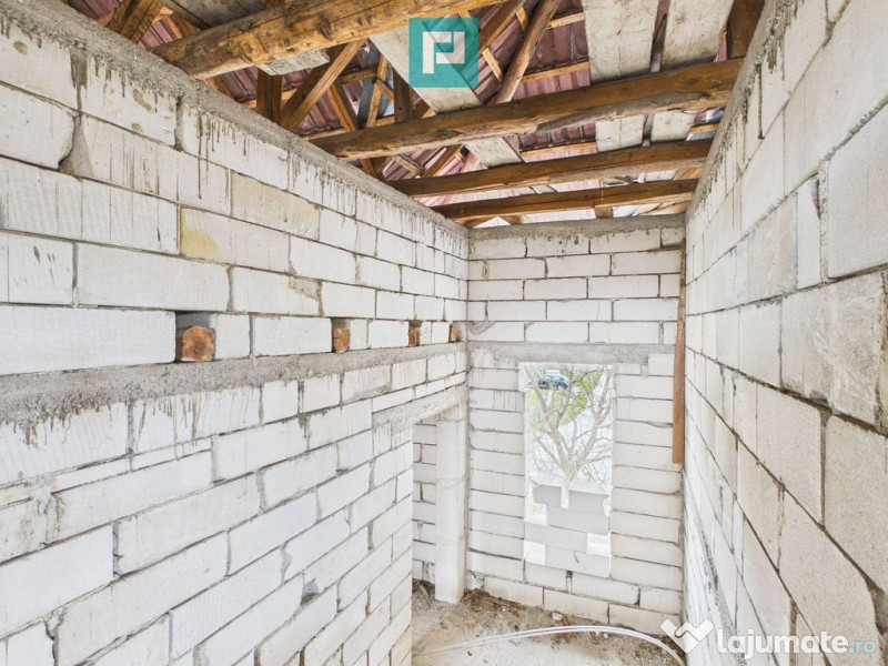 Casă la roșu în localitatea Almaș, Arad. 