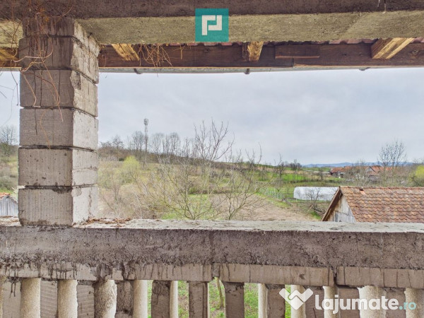 Casă la roșu în localitatea Almaș, Arad. 