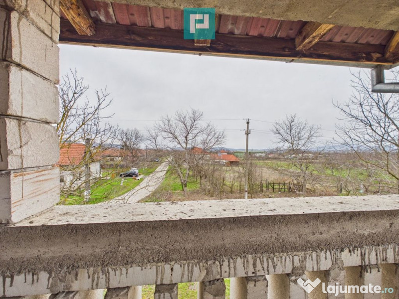 Casă la roșu în localitatea Almaș, Arad. 