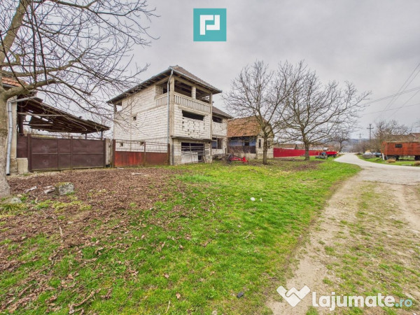 Casă la roșu în localitatea Almaș, Arad. 