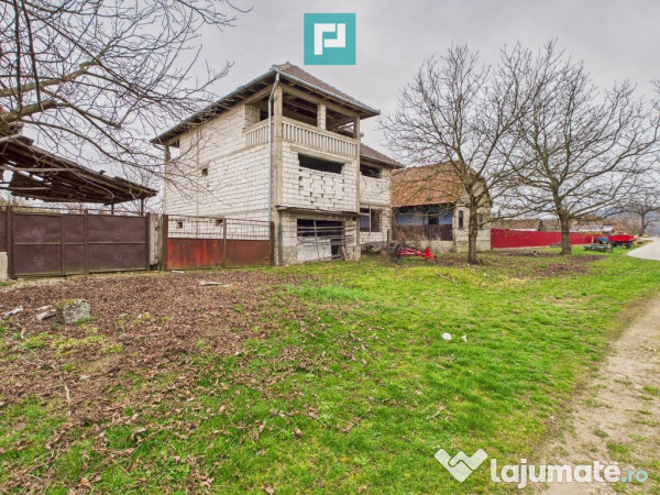 Casă la roșu în localitatea Almaș, Arad. 