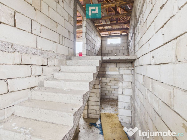 Casă la roșu în localitatea Almaș, Arad. 