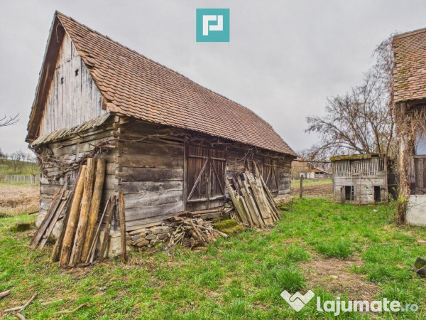 Casă la roșu în localitatea Almaș, Arad. 