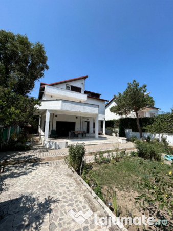 Povestea unei case la doar 200 m de valuri, cu piscină și