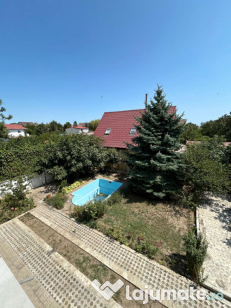 Povestea unei case la doar 200 m de valuri, cu piscină și