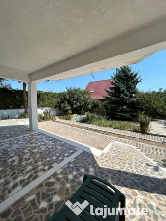 Povestea unei case la doar 200 m de valuri, cu piscină și