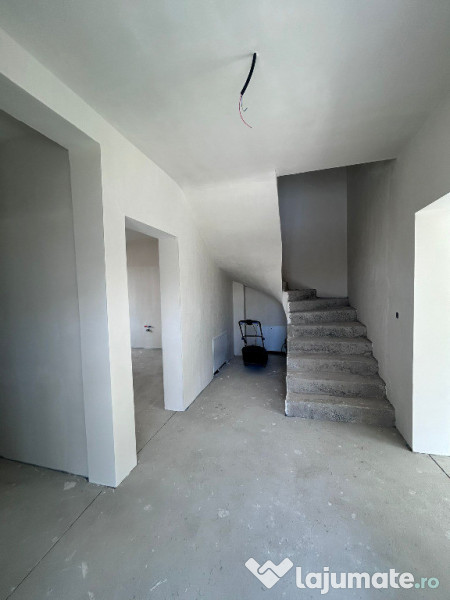 CASA TRIPLEX DE VÂNZARE ÎN FLOREȘTI 
