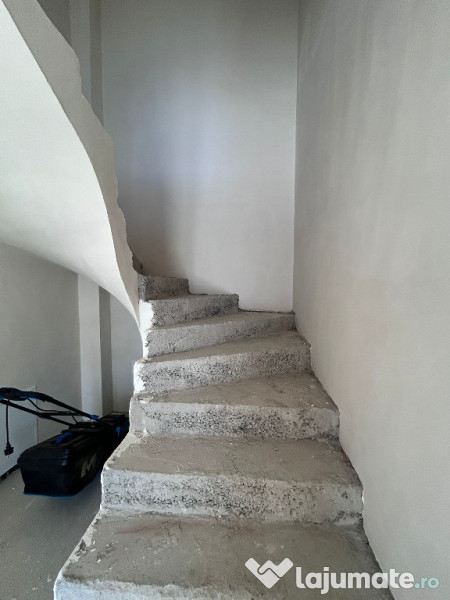 CASA TRIPLEX DE VÂNZARE ÎN FLOREȘTI 