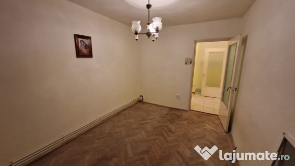 Apartament 2 camere confort 1 Viziru 1 etaj 2/4 Liber
