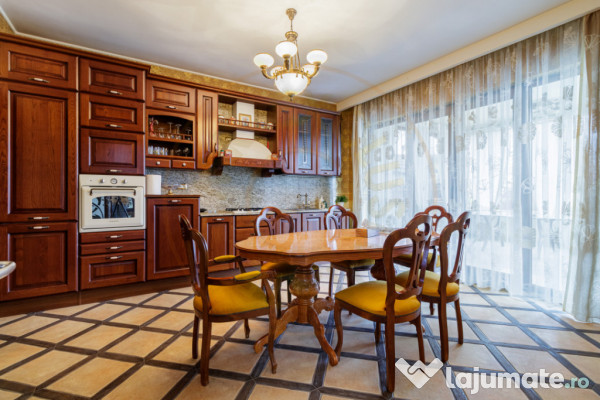 Casa impresionanta - Curte generoasa si Piscina - Otopeni!