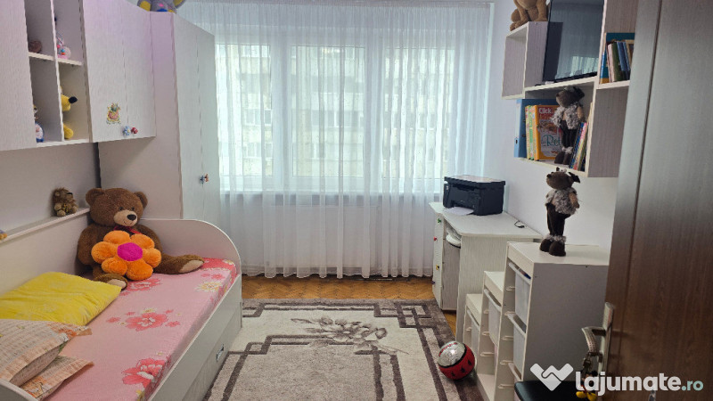 Inchiriez apartament 3 camere decomandat in Deva, zona I, Maniu 