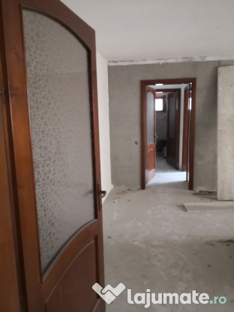 Apartament 3 camere decomandate, et. 1, zona Crinilor