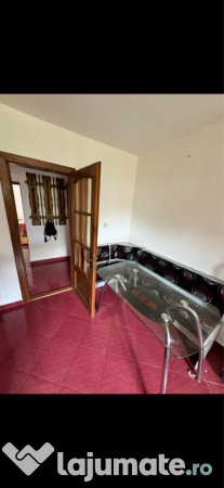 Apartament cu 3 camere decomandat zona Cotu Mic