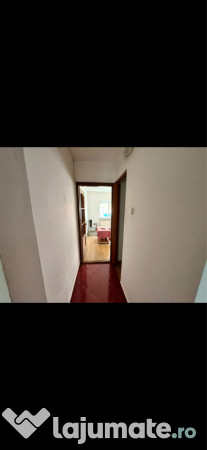Apartament cu 3 camere decomandat zona Cotu Mic