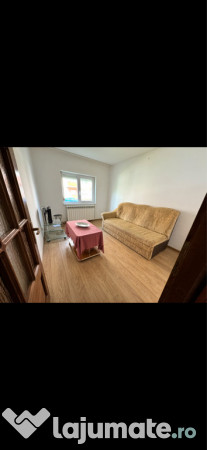 Apartament cu 3 camere decomandat zona Cotu Mic