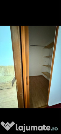 Apartament cu 3 camere decomandat zona Cotu Mic