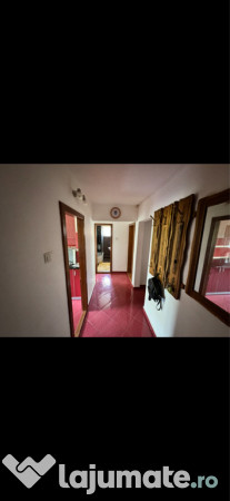 Apartament cu 3 camere decomandat zona Cotu Mic