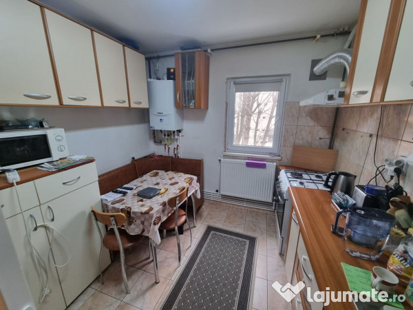 Poarta 6 liceul Blaga- apartament 4 camere decomandat cu ...