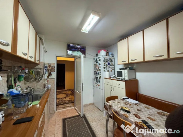 Poarta 6 liceul Blaga- apartament 4 camere decomandat cu ...