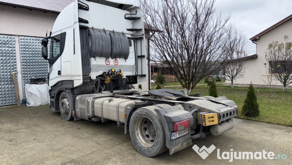 Semiremorci prelată și box și cap tractor 