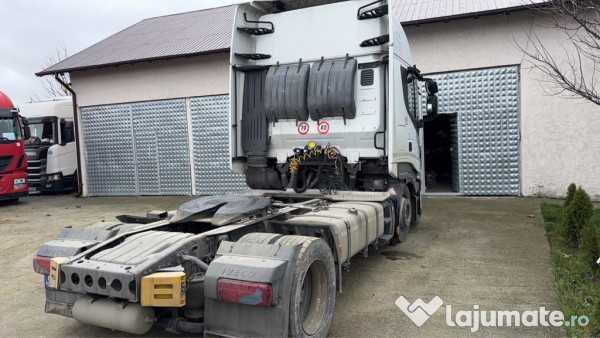 Semiremorci prelată și box și cap tractor 