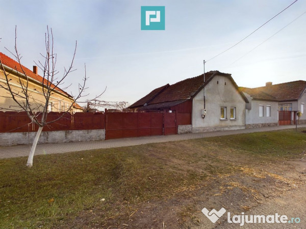 Casă cu teren 1680 mp, Curtici