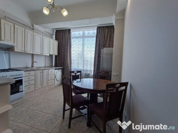 Se inchiriaza apartament in zona Coresi 