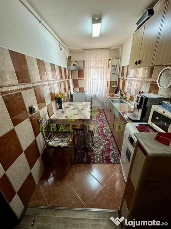 Apartament 3 camere decomandat zona Noua 