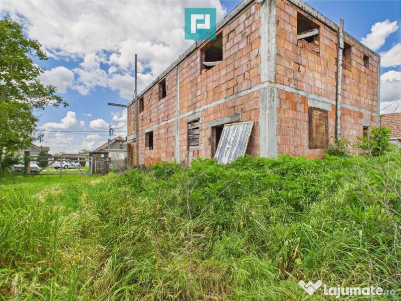 Casă mare, la rosu cu teren generos în Șimand