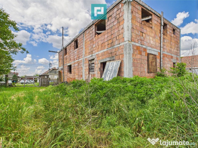 Casă mare, la rosu cu teren generos în Șimand