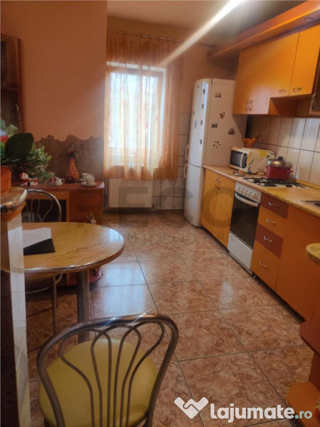 RECO. Apartament cu 3 camere decomandat . Zona Decebal 