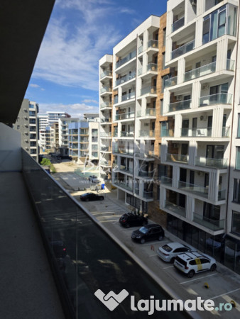 Apartament modern cu balcon generos și acces la piscină 