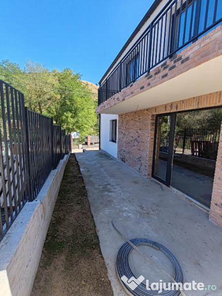 Casa individuala, semifinsata, Floresti 