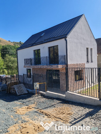 Casa individuala, semifinsata, Floresti 