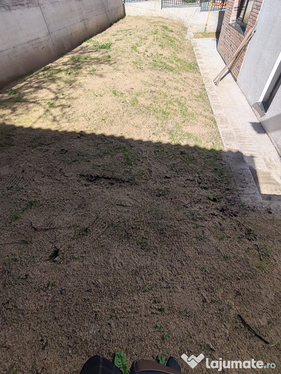 Casa individuala, semifinsata, Floresti 