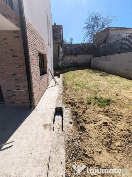 Casa individuala, semifinsata, Floresti 