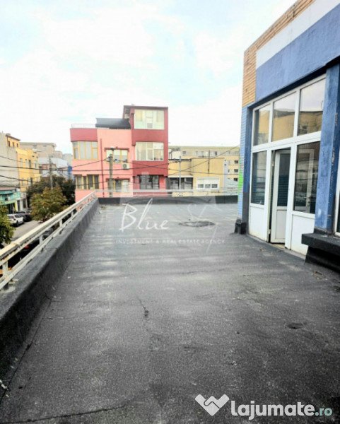 Spațiu Generos cu Terasă Circulabilă în Centru