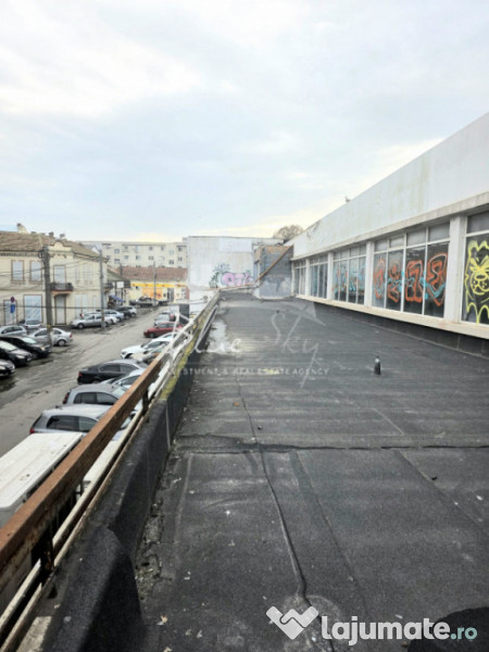 Spațiu Generos cu Terasă Circulabilă în Centru