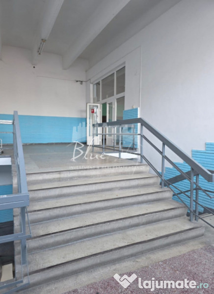 Spațiu Generos cu Terasă Circulabilă în Centru