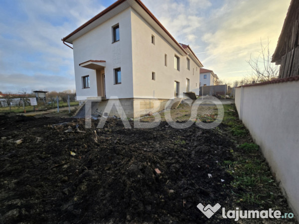 Casa tip duplex de vanzare 120 utili teren 300 mp Sura Mica
