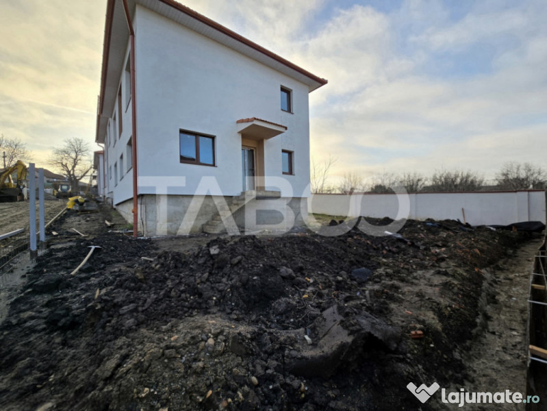 Casa tip duplex de vanzare 120 utili teren 300 mp Sura Mica