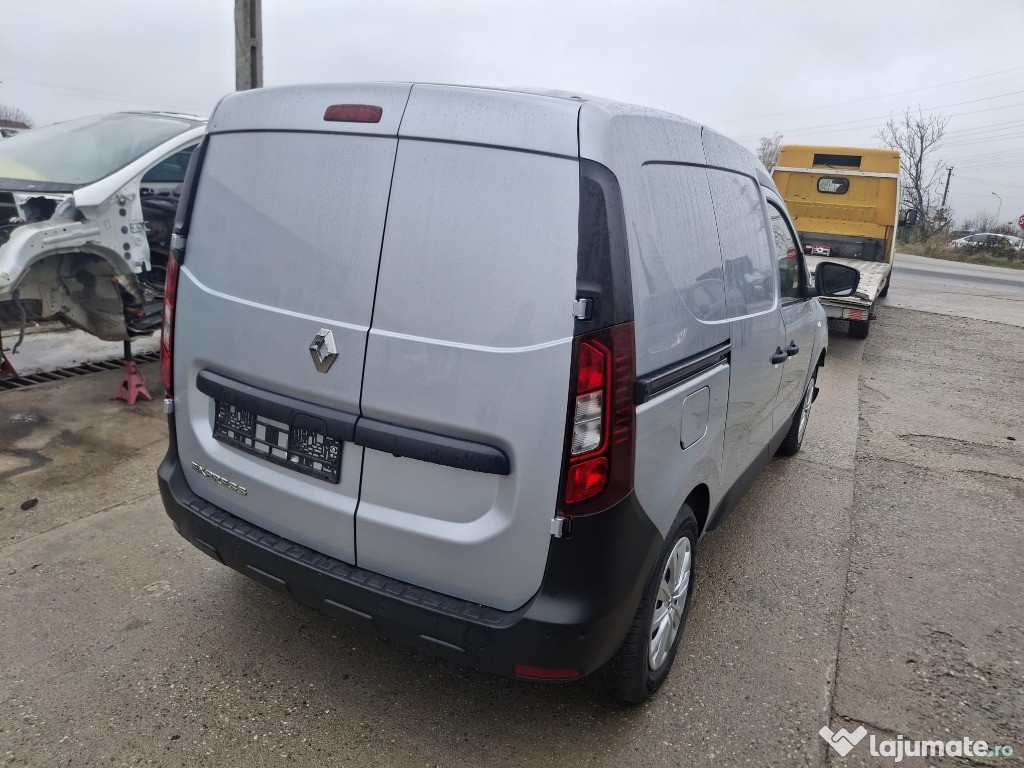 Dezmembrez Renault Express 1.5 Blue dCi an 2023 35.000 km