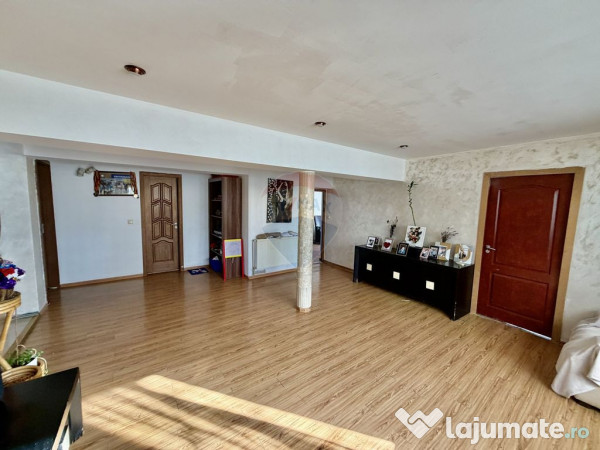 Casă / Vilă cu 4 camere de vânzare